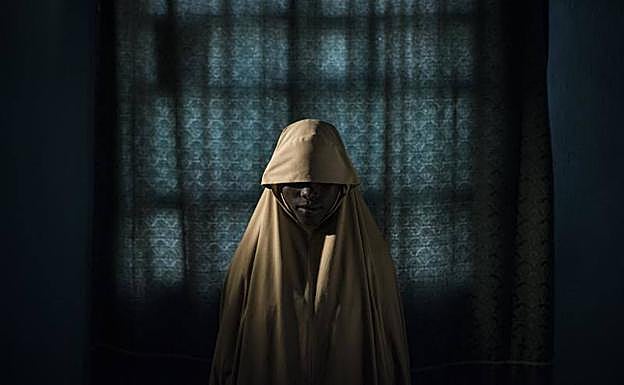 Imagen. La foto muestra a Aisha, de 14 años, posando en un retrato en Maiduguri, estado de Borno, Nigeria, el 21 de septiembre de 2017. Aisha fue secuestrada por Boko Haram y luego se le asignó una misión suicida. Después de que fue atada con explosivos, ella encontró ayuda y no completó su tarea.