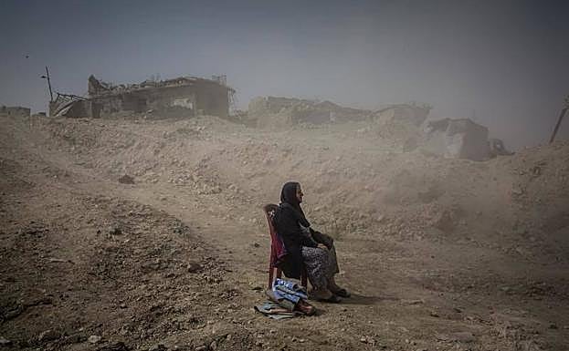 Imagen. La foto muestra a Nadhira Aziz mientras observa a los trabajadores de la Defensa Civil iraquí sacando los cuerpos de su hermana y sobrina de su casa en la Ciudad Vieja, donde fueron asesinadas por un ataque aéreo en Mosul, Irak, el 16 de septiembre de 2017. Al final de la batalla por la segunda ciudad más grande de Irak, más de 9,000 civiles fueron asesinados.