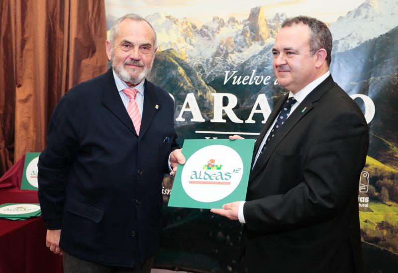 El consejero de Industria y Turismo, Isaac Pola, ha entregado las distinciones a los 34 establecimientos adheridos a la marca 'Aldeas, Asturias calidad rural', que contribuye a afianzar al Principado como un destino de turismo rural de primer orden. 