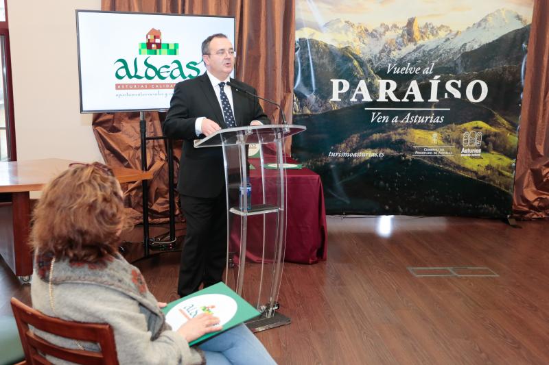 El consejero de Industria y Turismo, Isaac Pola, ha entregado las distinciones a los 34 establecimientos adheridos a la marca 'Aldeas, Asturias calidad rural', que contribuye a afianzar al Principado como un destino de turismo rural de primer orden. 