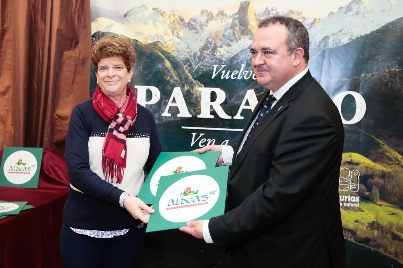 El consejero de Industria y Turismo, Isaac Pola, ha entregado las distinciones a los 34 establecimientos adheridos a la marca 'Aldeas, Asturias calidad rural', que contribuye a afianzar al Principado como un destino de turismo rural de primer orden. 