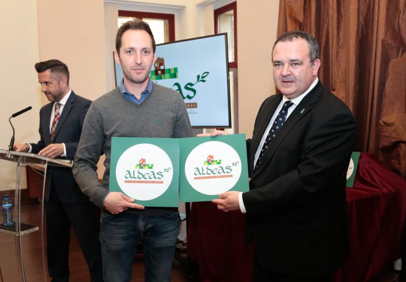 El consejero de Industria y Turismo, Isaac Pola, ha entregado las distinciones a los 34 establecimientos adheridos a la marca 'Aldeas, Asturias calidad rural', que contribuye a afianzar al Principado como un destino de turismo rural de primer orden. 