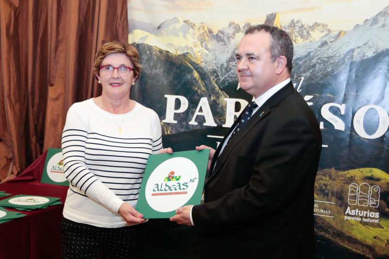 El consejero de Industria y Turismo, Isaac Pola, ha entregado las distinciones a los 34 establecimientos adheridos a la marca 'Aldeas, Asturias calidad rural', que contribuye a afianzar al Principado como un destino de turismo rural de primer orden. 