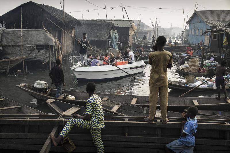 La foto muestra un bote con turistas de Lagos Marina, dirigido a través de los canales de la comunidad de Makoko, un antiguo pueblo de pescadores que se ha convertido en un enorme asentamiento informal a orillas de Lagos Lagoon, Lagos, Nigeria, el 24 de febrero de 2017.