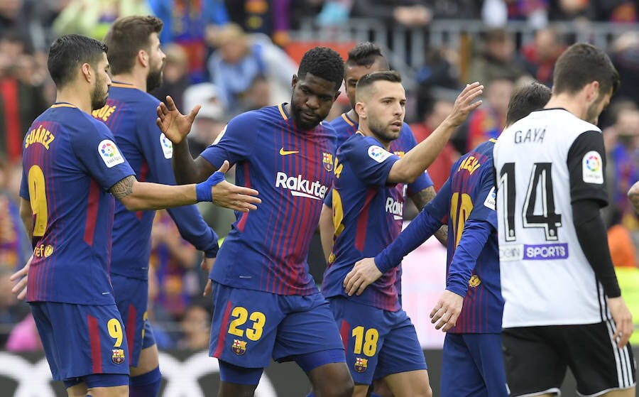Celebración de los jugadores del FC Barcelona en el segundo gol de Umtiti. 