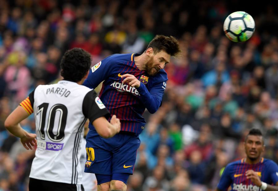 Acción entre Parejo y Leo Messi. 
