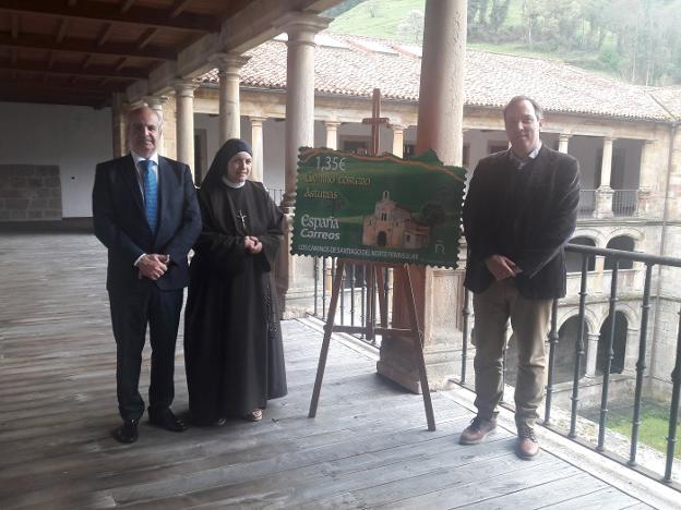 Modesto Fragua, Madre Olga María del Redentor y Alejandro Vega, con el sello. 