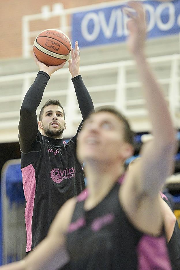 Zoran Vrkic, en el último entrenamiento del OCB antes de partir para Baleares. 