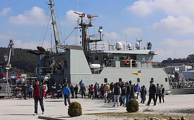 La cola formada para esperar poder subir al patrullero. 