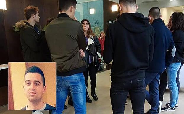 Amigos y allegados, este viernes, durante la capilla ardiente; abajo, a la izquierda, una imagen de Mario Ramos.