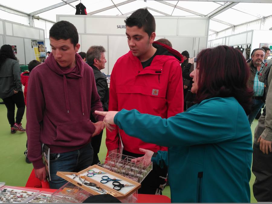 Un año más, la localidad salense de Cornellana se viste de gala para celebrar el inicio de la temporada de pesca con muerte del salmón y los expositores dedicados a la pesca, la caza, la naturaleza, y también a la artesanía y la alimentación, han tomado el recinto de la Feria del Salmón y Capenastur.