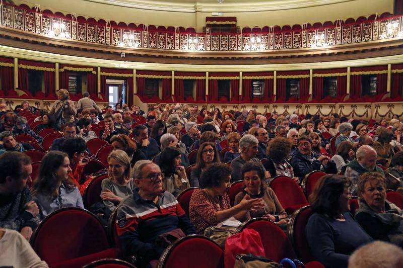 El escritor visitó a un Teatro Campoamor repleto, donde habló sobre la necesidad de no repetir los errores del pasado.