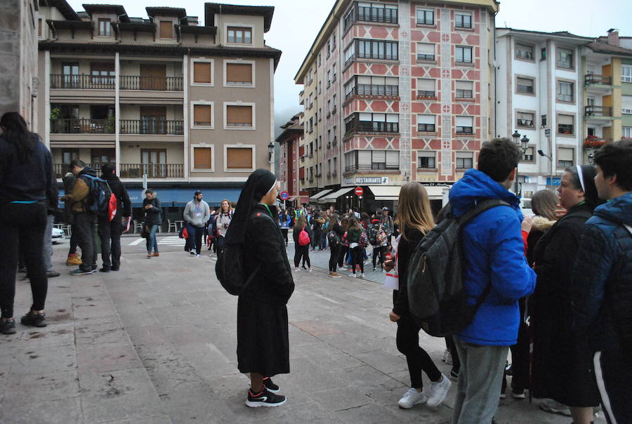 Más de cuatrocientos jóvenes procedentes de las diócesis de Oviedo, Santander, León y Astorga participan este fin de semana en la Jornada Regional de Jóvenes organizada por el Arzobispado de Oviedo con motivo del triple centenario de Covadonga. 