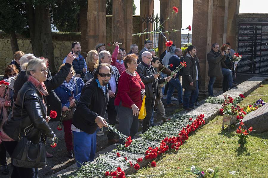 La Asociación de Familiares y Amigos de la Fosa Común de Oviedo celebra un acto conmemorativo