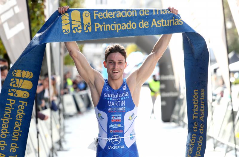 Centenares de deportistas han participado en el II Duatlón Ciudad de Oviedo, una prueba en la que se ha hecho con el triunfo Beatriz Tenreiro, campeona del mundo de duatlón, cuyo marido, Miguel Ángel Alonso, falleció hace una semana. Cruzó la meta dedicándole el título. 