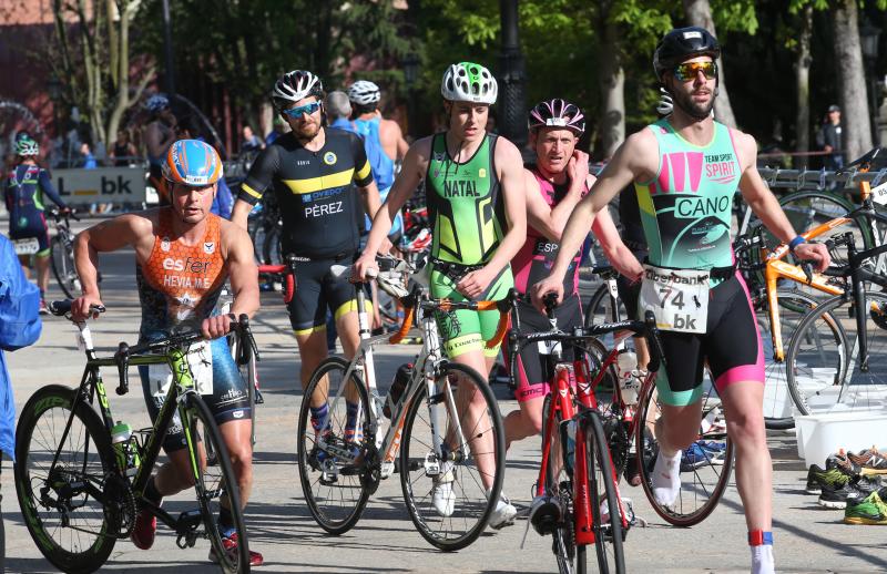 Centenares de deportistas han participado en el II Duatlón Ciudad de Oviedo, una prueba en la que se ha hecho con el triunfo Beatriz Tenreiro, campeona del mundo de duatlón, cuyo marido, Miguel Ángel Alonso, falleció hace una semana. Cruzó la meta dedicándole el título. 