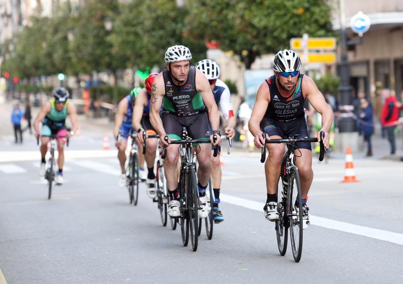 Centenares de deportistas han participado en el II Duatlón Ciudad de Oviedo, una prueba en la que se ha hecho con el triunfo Beatriz Tenreiro, campeona del mundo de duatlón, cuyo marido, Miguel Ángel Alonso, falleció hace una semana. Cruzó la meta dedicándole el título. 