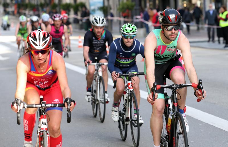 Centenares de deportistas han participado en el II Duatlón Ciudad de Oviedo, una prueba en la que se ha hecho con el triunfo Beatriz Tenreiro, campeona del mundo de duatlón, cuyo marido, Miguel Ángel Alonso, falleció hace una semana. Cruzó la meta dedicándole el título. 