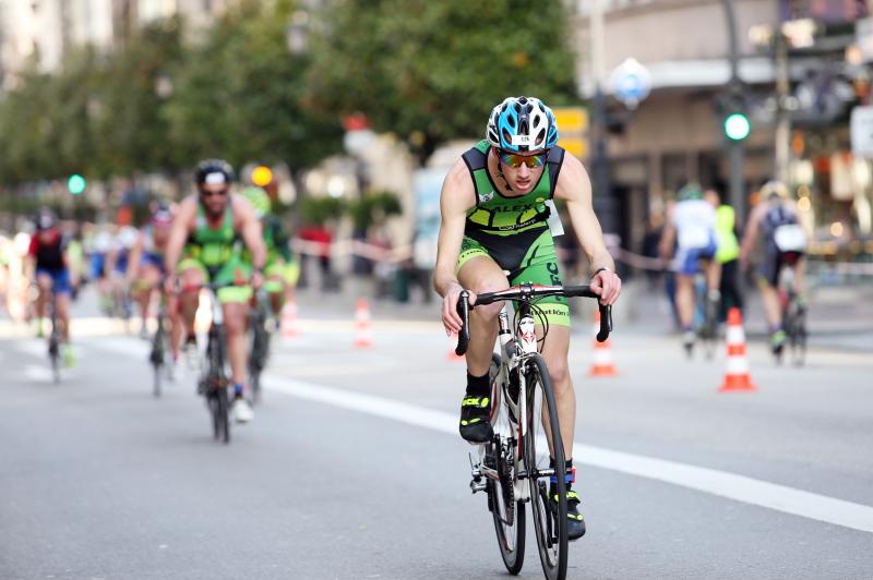 Centenares de deportistas han participado en el II Duatlón Ciudad de Oviedo, una prueba en la que se ha hecho con el triunfo Beatriz Tenreiro, campeona del mundo de duatlón, cuyo marido, Miguel Ángel Alonso, falleció hace una semana. Cruzó la meta dedicándole el título. 