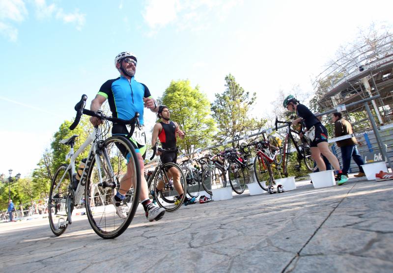 Centenares de deportistas han participado en el II Duatlón Ciudad de Oviedo, una prueba en la que se ha hecho con el triunfo Beatriz Tenreiro, campeona del mundo de duatlón, cuyo marido, Miguel Ángel Alonso, falleció hace una semana. Cruzó la meta dedicándole el título. 