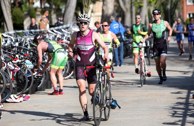 Centenares de deportistas han participado en el II Duatlón Ciudad de Oviedo, una prueba en la que se ha hecho con el triunfo Beatriz Tenreiro, campeona del mundo de duatlón, cuyo marido, Miguel Ángel Alonso, falleció hace una semana. Cruzó la meta dedicándole el título. 