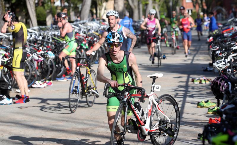 Centenares de deportistas han participado en el II Duatlón Ciudad de Oviedo, una prueba en la que se ha hecho con el triunfo Beatriz Tenreiro, campeona del mundo de duatlón, cuyo marido, Miguel Ángel Alonso, falleció hace una semana. Cruzó la meta dedicándole el título. 