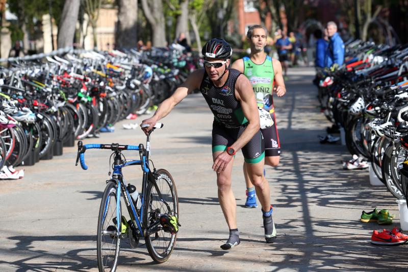 Centenares de deportistas han participado en el II Duatlón Ciudad de Oviedo, una prueba en la que se ha hecho con el triunfo Beatriz Tenreiro, campeona del mundo de duatlón, cuyo marido, Miguel Ángel Alonso, falleció hace una semana. Cruzó la meta dedicándole el título. 