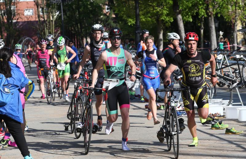 Centenares de deportistas han participado en el II Duatlón Ciudad de Oviedo, una prueba en la que se ha hecho con el triunfo Beatriz Tenreiro, campeona del mundo de duatlón, cuyo marido, Miguel Ángel Alonso, falleció hace una semana. Cruzó la meta dedicándole el título. 