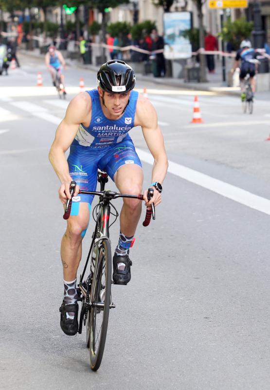 Centenares de deportistas han participado en el II Duatlón Ciudad de Oviedo, una prueba en la que se ha hecho con el triunfo Beatriz Tenreiro, campeona del mundo de duatlón, cuyo marido, Miguel Ángel Alonso, falleció hace una semana. Cruzó la meta dedicándole el título. 