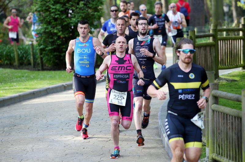 Centenares de deportistas han participado en el II Duatlón Ciudad de Oviedo, una prueba en la que se ha hecho con el triunfo Beatriz Tenreiro, campeona del mundo de duatlón, cuyo marido, Miguel Ángel Alonso, falleció hace una semana. Cruzó la meta dedicándole el título. 