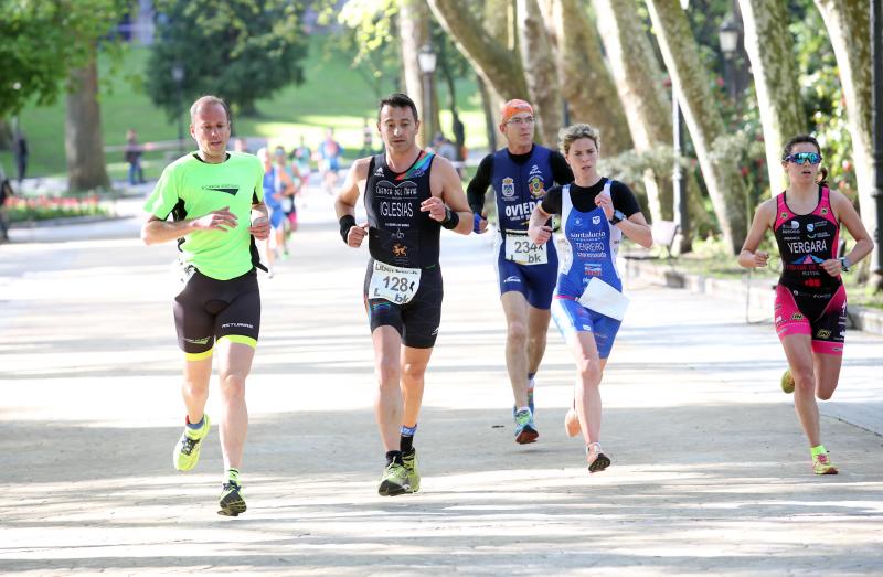 Centenares de deportistas han participado en el II Duatlón Ciudad de Oviedo, una prueba en la que se ha hecho con el triunfo Beatriz Tenreiro, campeona del mundo de duatlón, cuyo marido, Miguel Ángel Alonso, falleció hace una semana. Cruzó la meta dedicándole el título. 