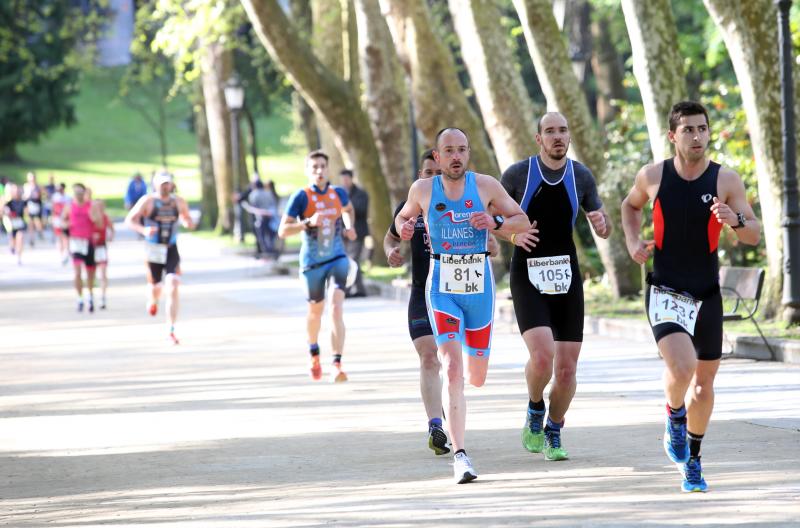 Centenares de deportistas han participado en el II Duatlón Ciudad de Oviedo, una prueba en la que se ha hecho con el triunfo Beatriz Tenreiro, campeona del mundo de duatlón, cuyo marido, Miguel Ángel Alonso, falleció hace una semana. Cruzó la meta dedicándole el título. 