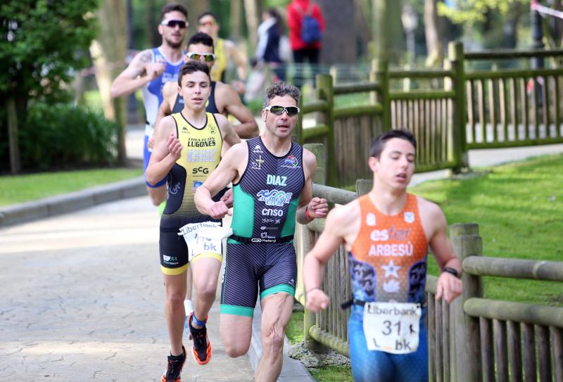 Centenares de deportistas han participado en el II Duatlón Ciudad de Oviedo, una prueba en la que se ha hecho con el triunfo Beatriz Tenreiro, campeona del mundo de duatlón, cuyo marido, Miguel Ángel Alonso, falleció hace una semana. Cruzó la meta dedicándole el título. 