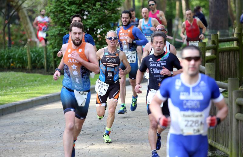 Centenares de deportistas han participado en el II Duatlón Ciudad de Oviedo, una prueba en la que se ha hecho con el triunfo Beatriz Tenreiro, campeona del mundo de duatlón, cuyo marido, Miguel Ángel Alonso, falleció hace una semana. Cruzó la meta dedicándole el título. 