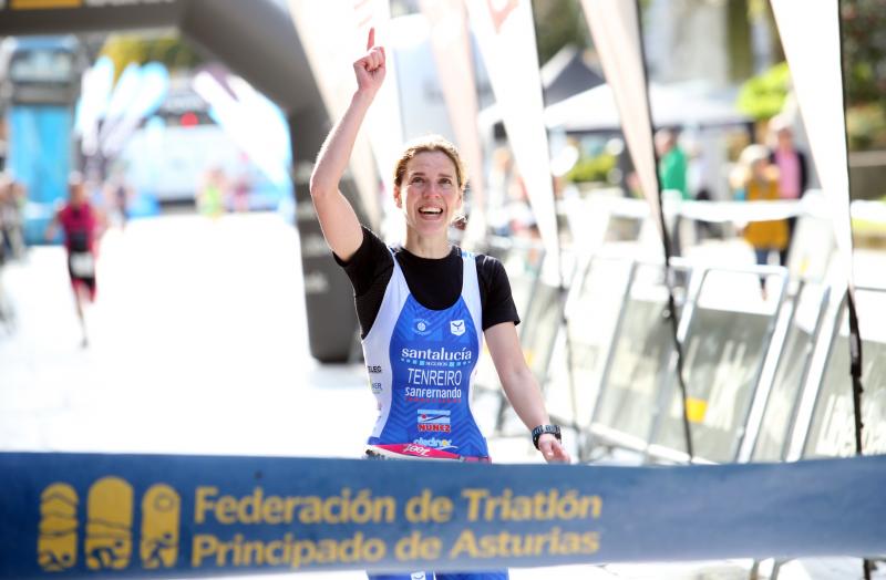 Centenares de deportistas han participado en el II Duatlón Ciudad de Oviedo, una prueba en la que se ha hecho con el triunfo Beatriz Tenreiro, campeona del mundo de duatlón, cuyo marido, Miguel Ángel Alonso, falleció hace una semana. Cruzó la meta dedicándole el título. 