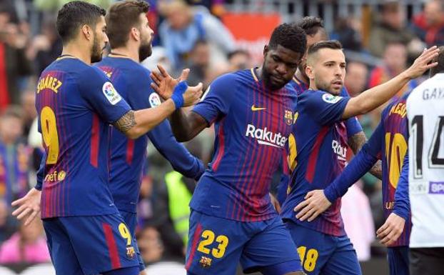 Los jugadores del barça celebran el gol de Umtiti