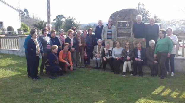 Los vecinos de Poreñu y Torazo, junto al monolito descubierto por el rey Felipe VI. 