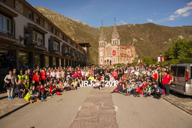 Los jóvenes se desplazaron a pie desde Cangas de Onís hasta Covadonga para ganarse el jubileo. 