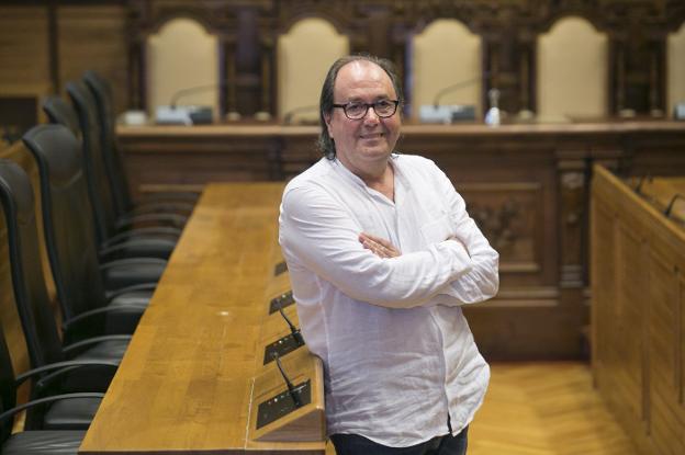 Mario Suárez del Fueyo, en el salón de plenos del Ayuntamiento de Gijón. 