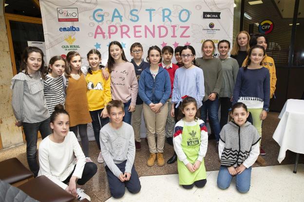 Los diecinueve participantes del certamen 'Gastroaprendiz' celebrado en la Escuela de Hostelería. 