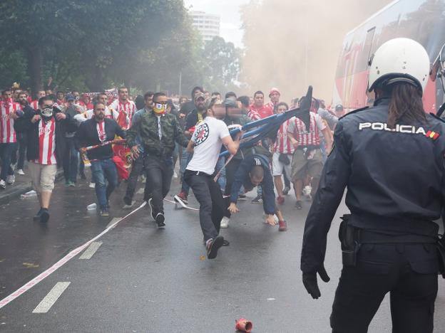 Disturbios protagonizados por ultras antes del derbi contra el Oviedo, el pasado septiembre. 