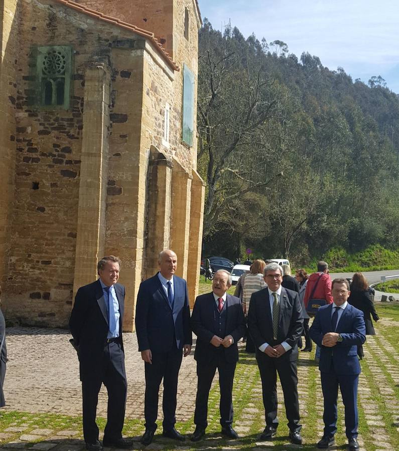 El secretario de Estado de Cultura, Fernando Benzo, y el consejero de Educación y Cultura del Principado de Asturias, Genaro Alonso, han presentado hoy, en la Iglesia de San Miguel de Lillo (Oviedo), el proyecto de restauración de las pinturas y revestimientos murales de San Miguel de Lillo. En el acto han estado acompañado por Víctor Manuel Cedrón, delegado Diocesano de Bienes Culturales