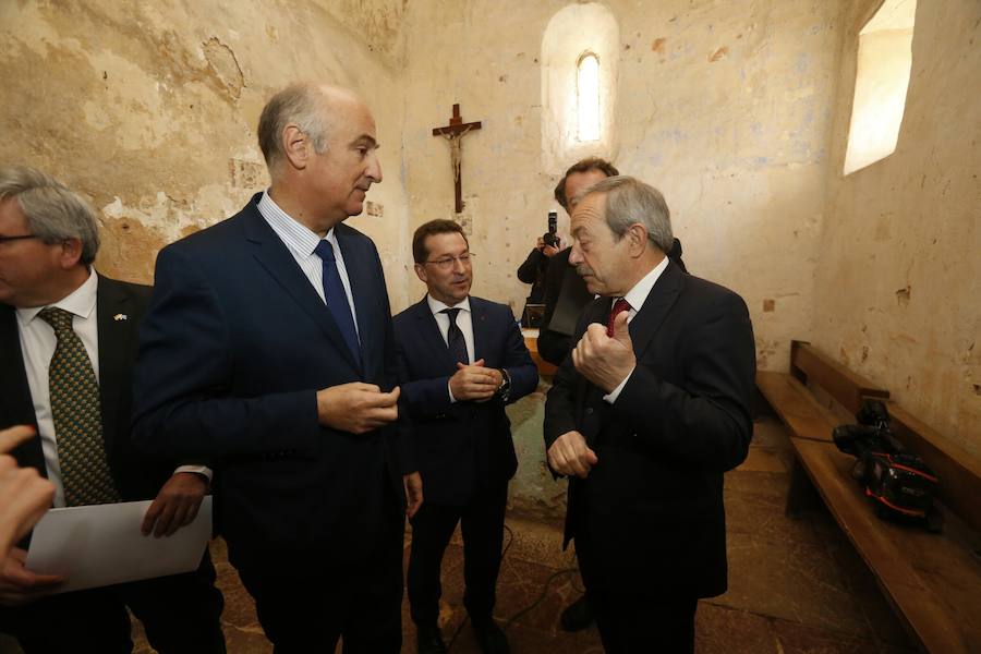 El secretario de Estado de Cultura, Fernando Benzo, y el consejero de Educación y Cultura del Principado de Asturias, Genaro Alonso, han presentado hoy, en la Iglesia de San Miguel de Lillo (Oviedo), el proyecto de restauración de las pinturas y revestimientos murales de San Miguel de Lillo. En el acto han estado acompañado por Víctor Manuel Cedrón, delegado Diocesano de Bienes Culturales