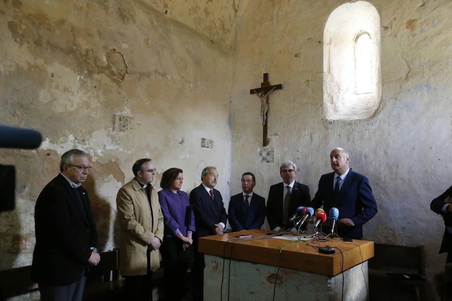 El secretario de Estado de Cultura, Fernando Benzo, y el consejero de Educación y Cultura del Principado de Asturias, Genaro Alonso, han presentado hoy, en la Iglesia de San Miguel de Lillo (Oviedo), el proyecto de restauración de las pinturas y revestimientos murales de San Miguel de Lillo. En el acto han estado acompañado por Víctor Manuel Cedrón, delegado Diocesano de Bienes Culturales