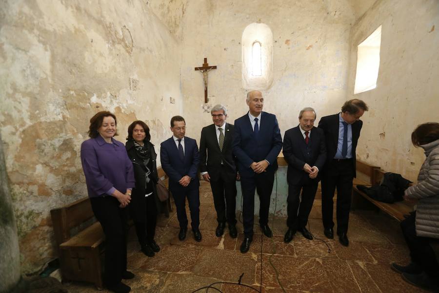 El secretario de Estado de Cultura, Fernando Benzo, y el consejero de Educación y Cultura del Principado de Asturias, Genaro Alonso, han presentado hoy, en la Iglesia de San Miguel de Lillo (Oviedo), el proyecto de restauración de las pinturas y revestimientos murales de San Miguel de Lillo. En el acto han estado acompañado por Víctor Manuel Cedrón, delegado Diocesano de Bienes Culturales