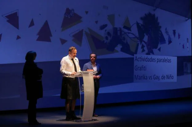 Borja Ibaseta durante su intervención inaugural del Festival de Cine LGBTIQ, en el auditorio del Centro Niemeyer. 