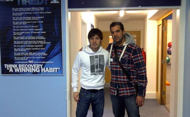 Eduardo Alvarez con el futbolista español David Silva en el gimnasio de la ciudad deportiva del Manchester City, en una imagen de archivo