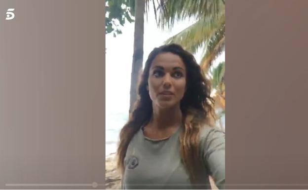 Lara Álvarez, durante la conexión en directo mediante 'Facebook live', que fue bastante complicada.