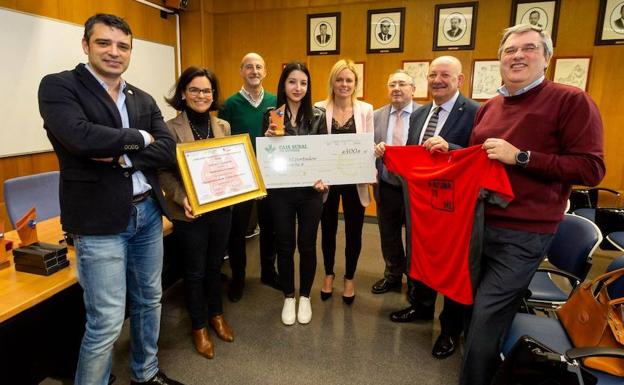 En el centro, la alumna ganadora con su cheque.