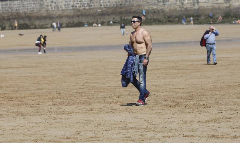 Fotos: Gijón, dispuesto a disfrutar del sol y del calor